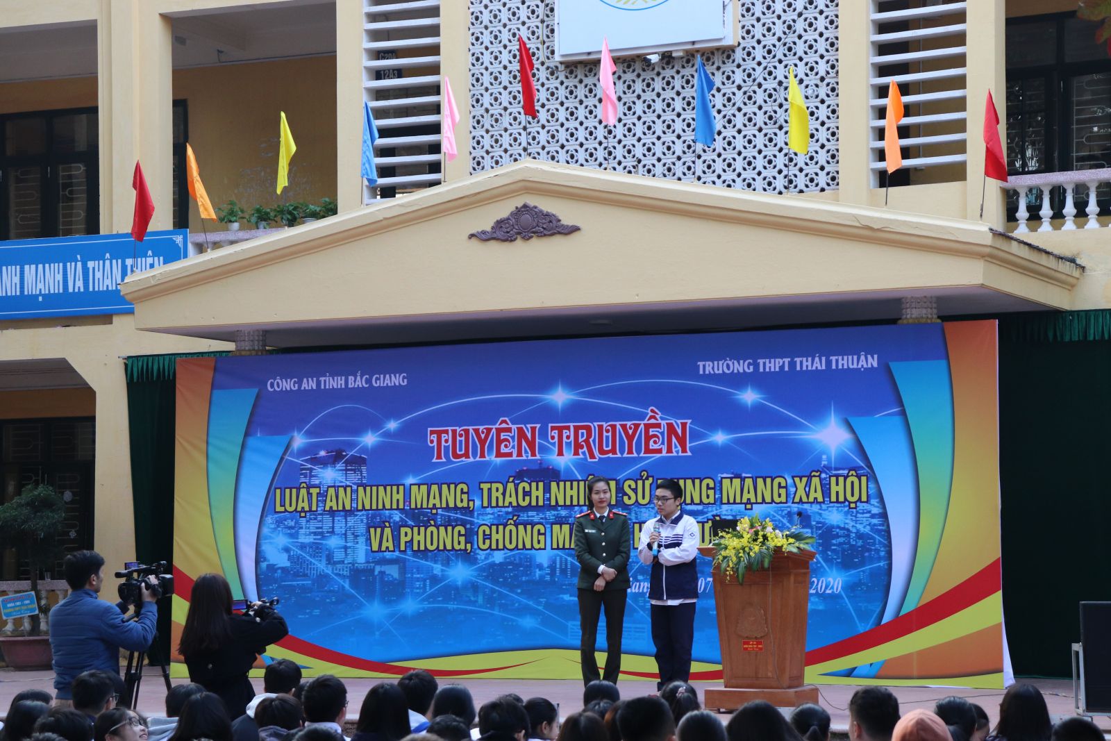Đồng chí Thượng úy Lê Thị Thành - Phó Bí thư Chi đoàn Phòng Xây dựng phong trào bảo vệ ANTQ tuyên truyền tại trường THPT Thái Thuận