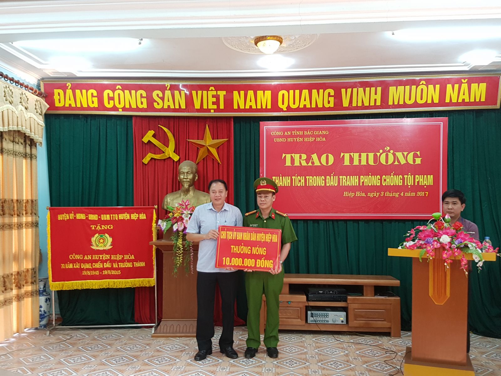 Đồng chí Tạ Việt Hùng- Phó Chủ tịch UBND huyện trao thưởng cho tập thể Đội CSĐT tội phạm về ma túy 