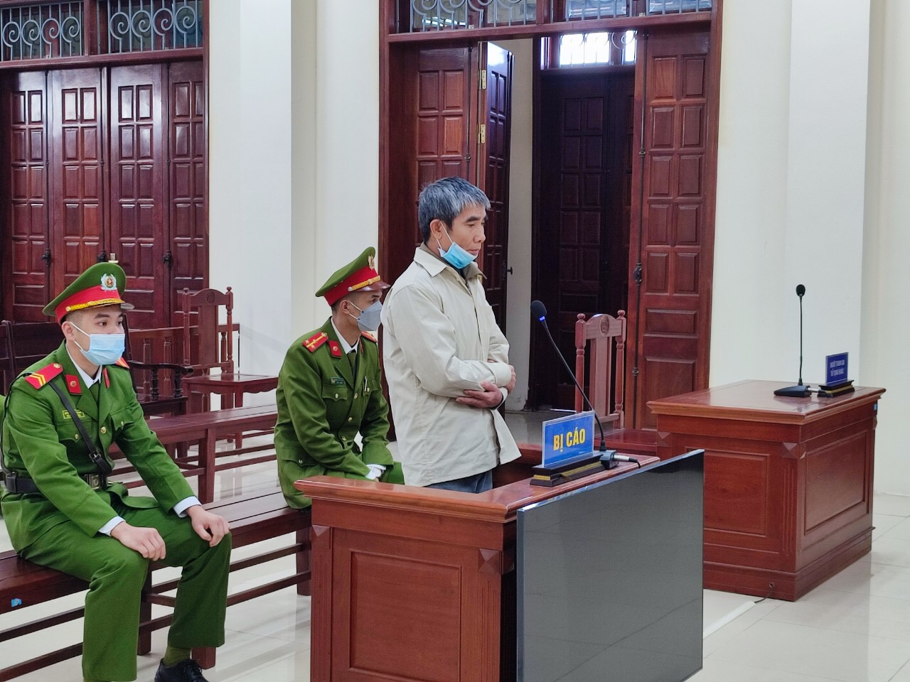 hình ảnh bị cáo Nguyễn Hữu Phú tại phiên tòa