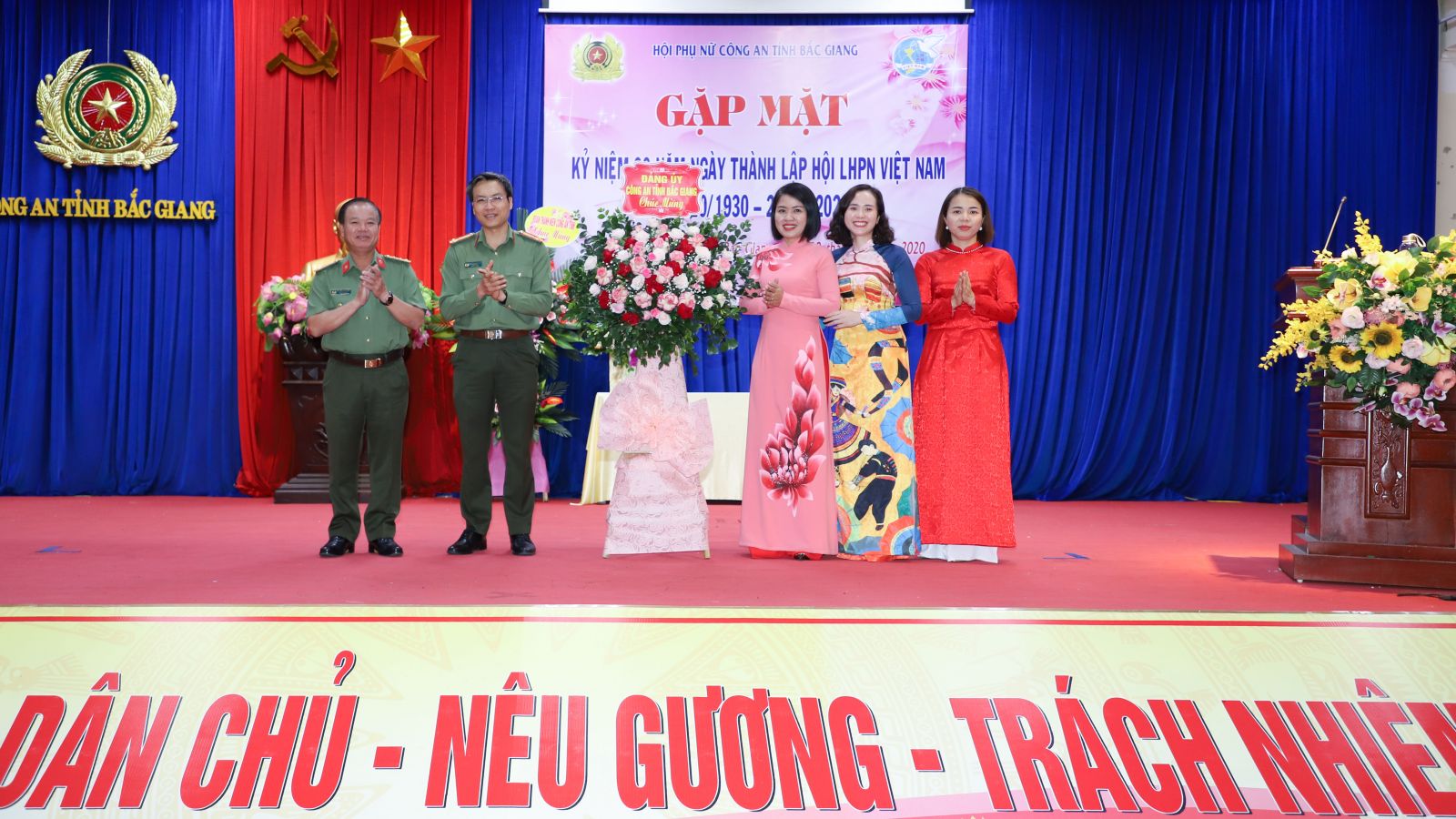 Gặp mặt kỷ niệm 90 năm ngày thành lập Hội Liên hiệp Phụ nữ Việt Nam 20