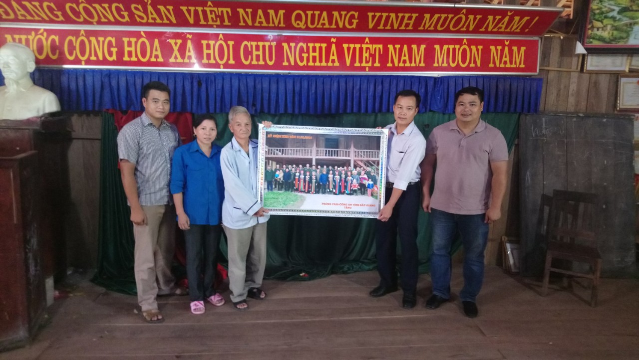 Lãnh đạo Phòng An ninh đối nội tặng quà cho người có uy tín trong vùng dân tộc thiểu số tại xã Yên Định, huyện Sơn Động