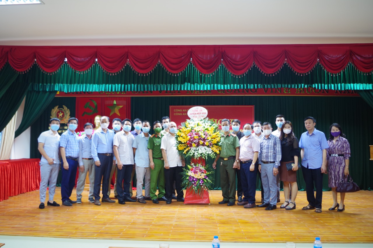 Lãnh đạo Công an huyện tặng hoa chúc mừng ngày Doanh nhân Việt Nam