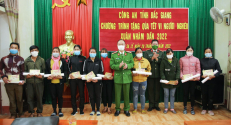 Công an tỉnh Bắc Giang tặng quà tết tại huyện Lục Ngạn